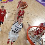 Il giocatore sloveno Luka Doncic mentre realizza un punto nella finale EuroBasket 2017