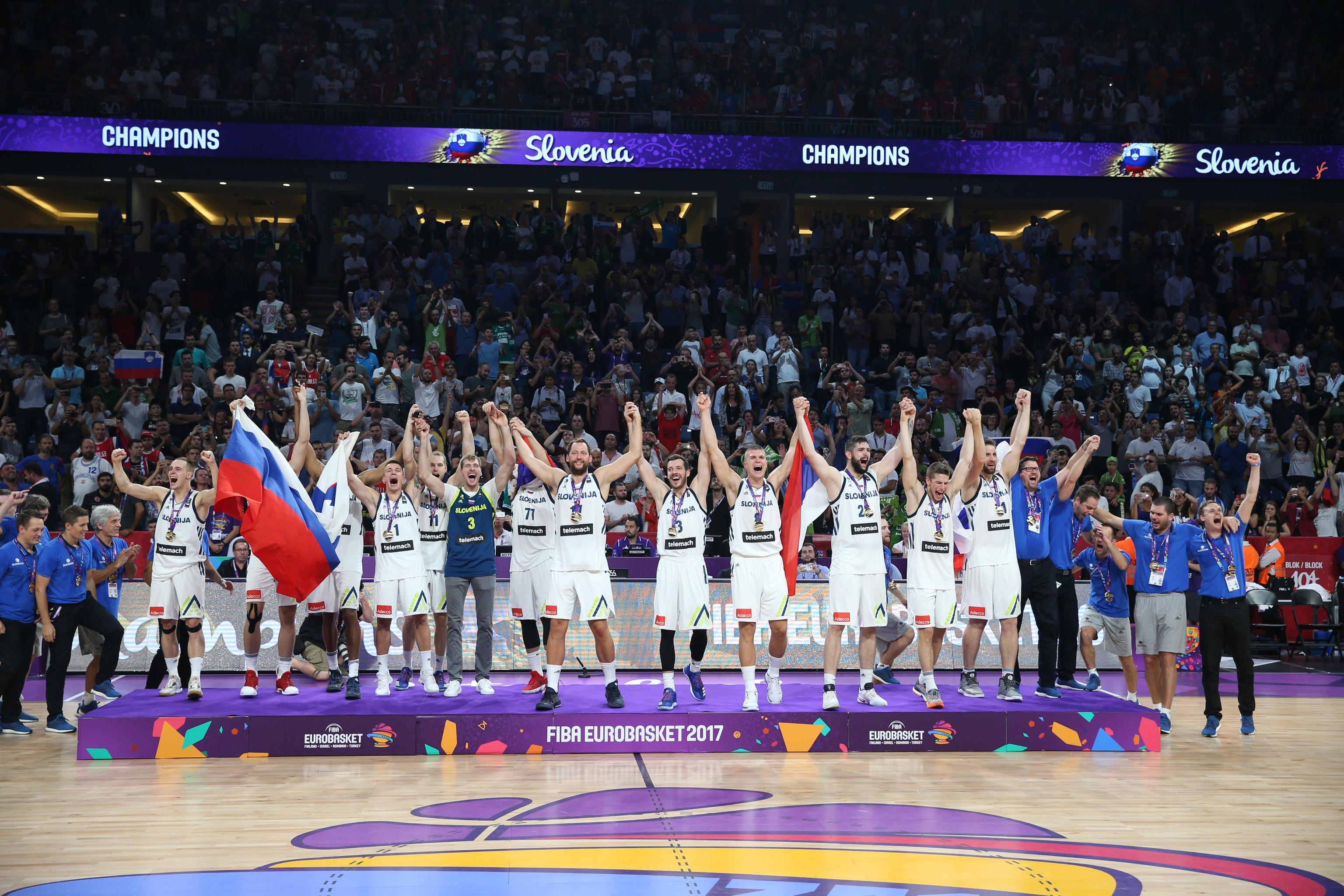 La squadra slovena al completo sul podio: prima vittoria agli europei di basket