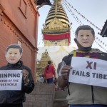 Attivisti tibetani esiliati inscenano una protesta a Kathmandu, in Nepal, vestendo maschere che rappresentano il Presidente cinese Xi Jinping