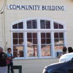 La gente si raccoglie nella sede della comunità di Sutherland Springs