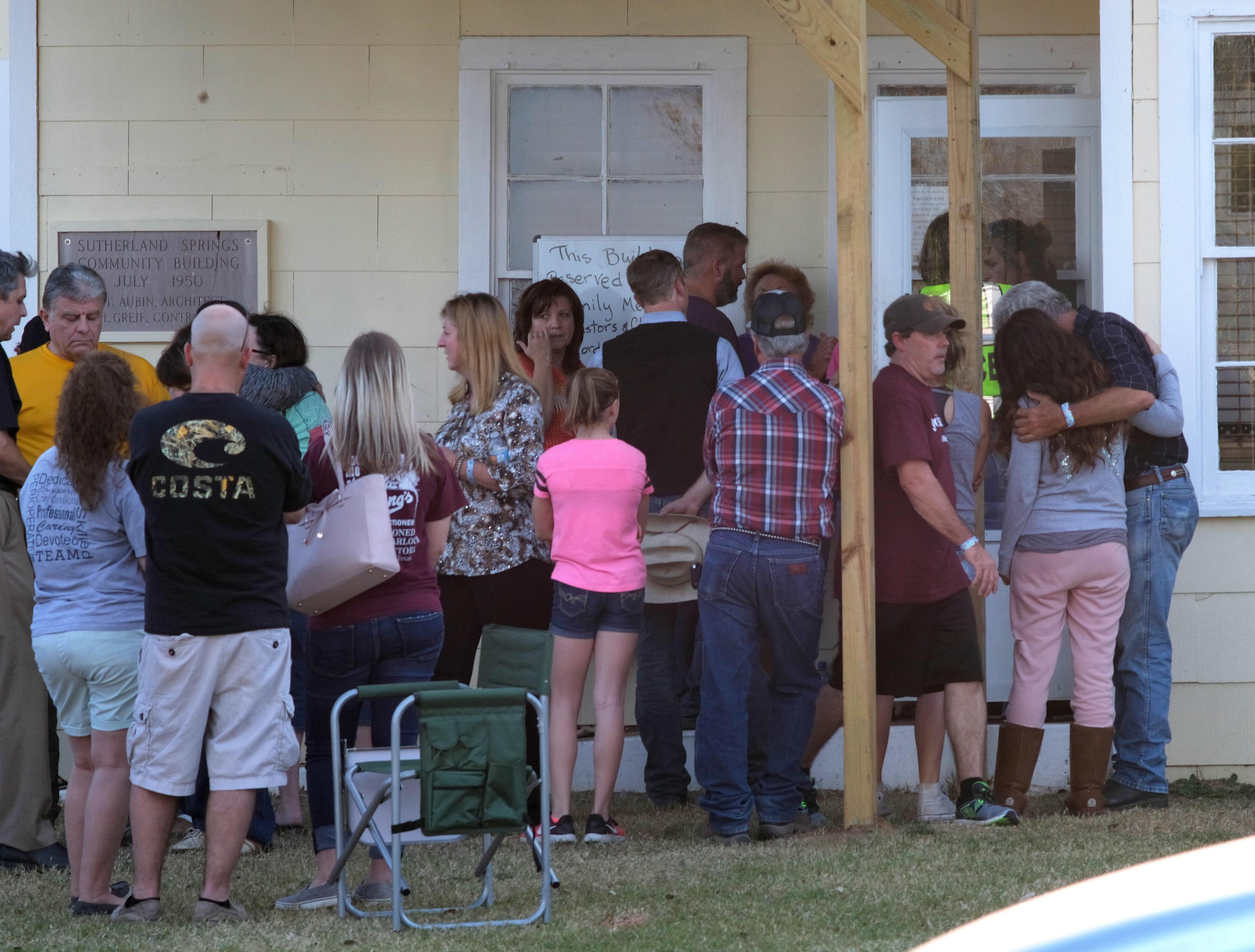 La gente si raccoglie nella sede della comunità di Sutherland Springs