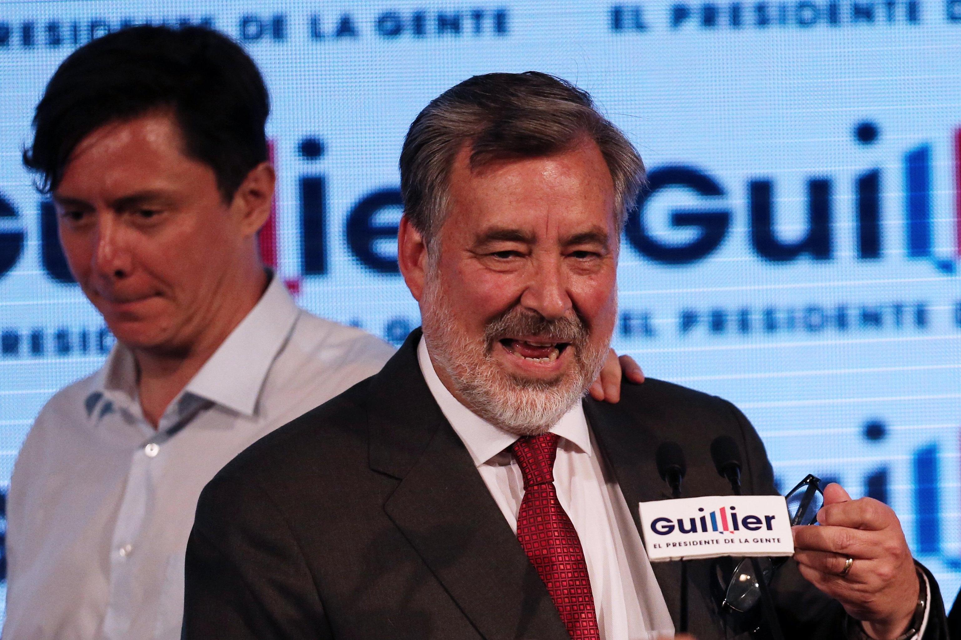 Il senatore progressista e candidato alla presidenza Alejandro Guillier parla ai suoi sostenitori dopo la sconfitta
