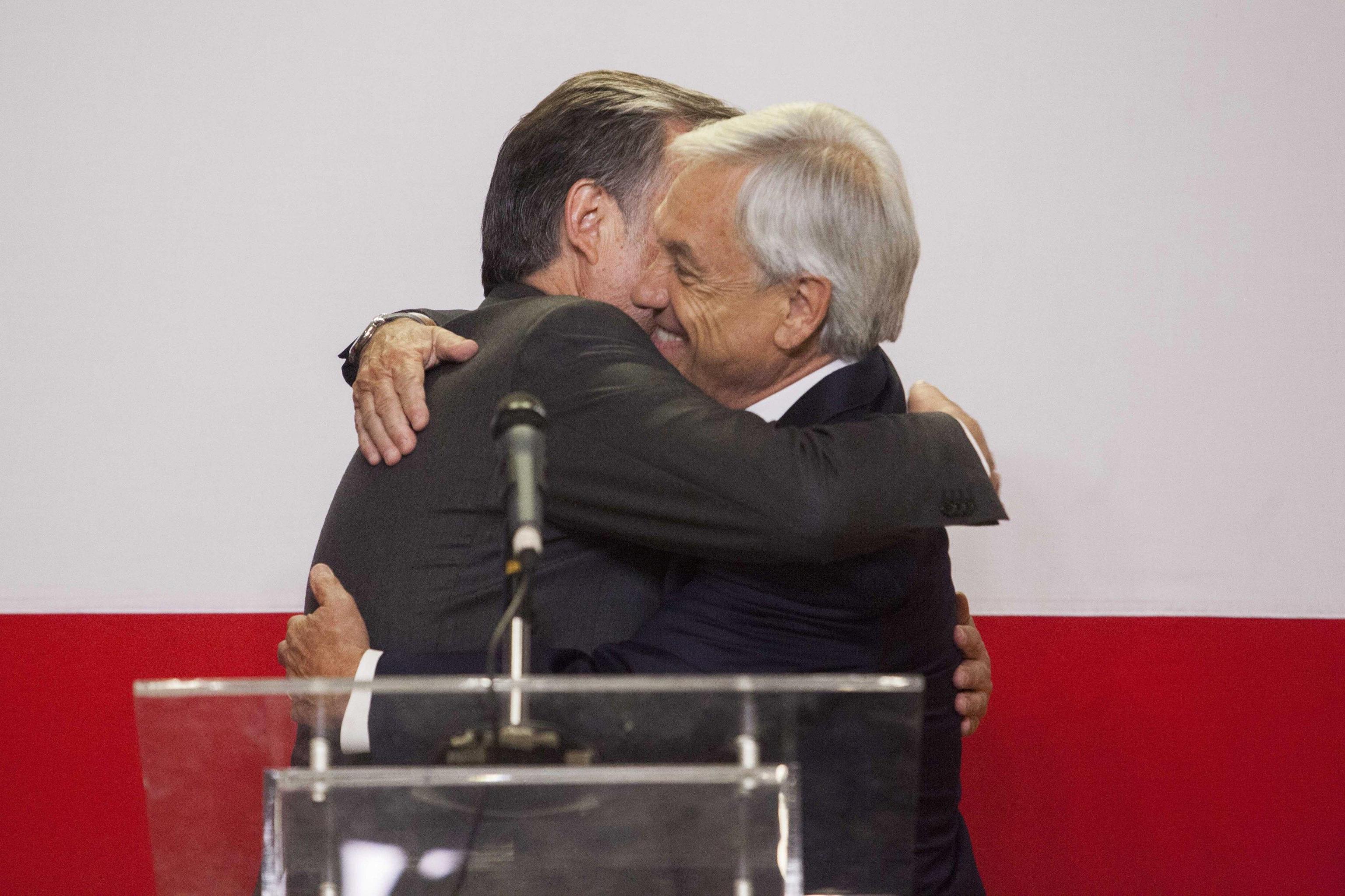 Il candidato progressista Alejandro Guillier si congratula con il vincitore Piñera