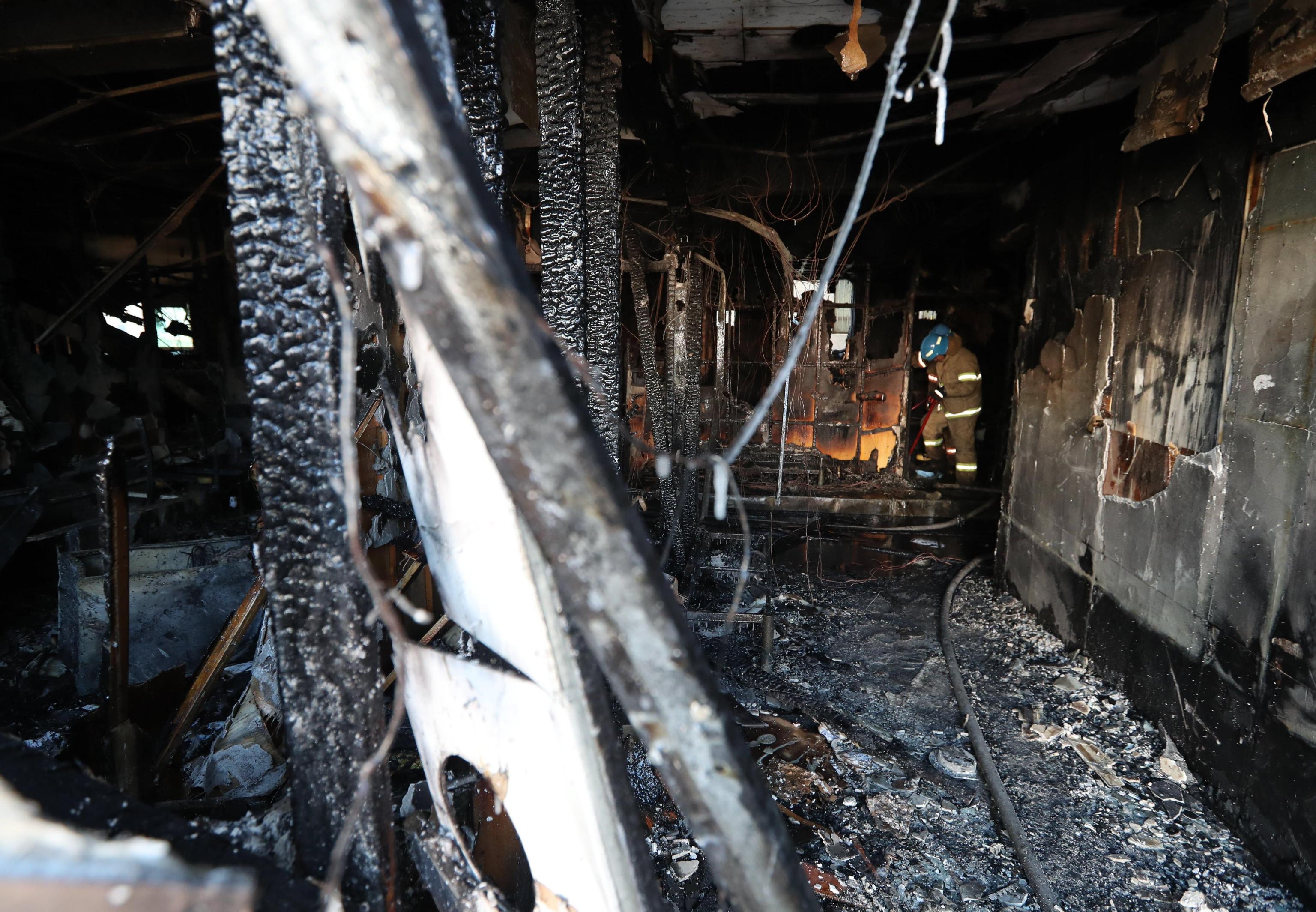 Gli interni completamente devastati dall'incendio