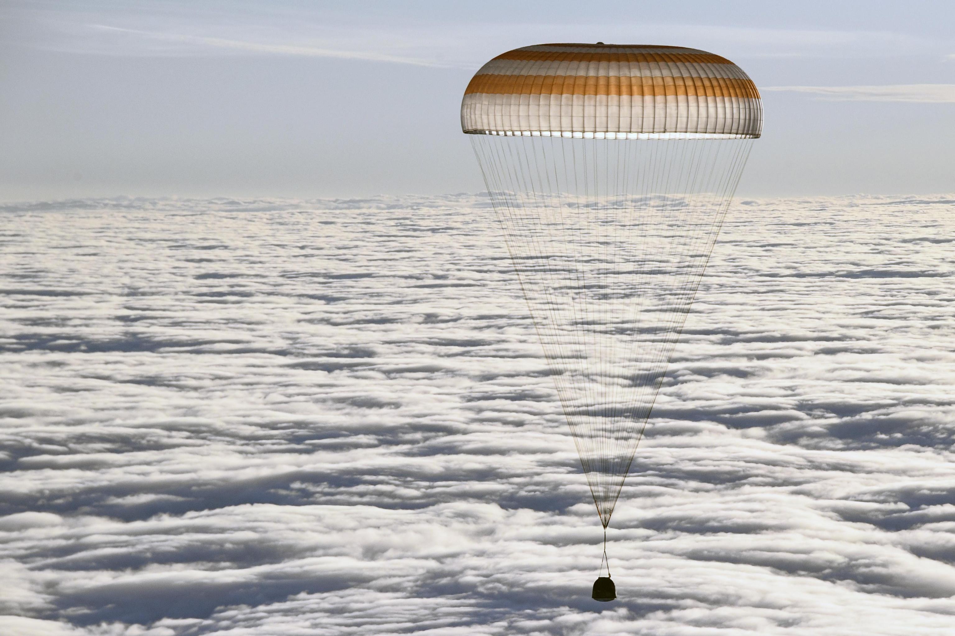 La capsula Soyuz appena sopra le nuvole. Tra poco toccherà Terra