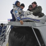 Il personale aiuta l'astronauta della Nasa, Joe Acaba, a uscire dalla capsula