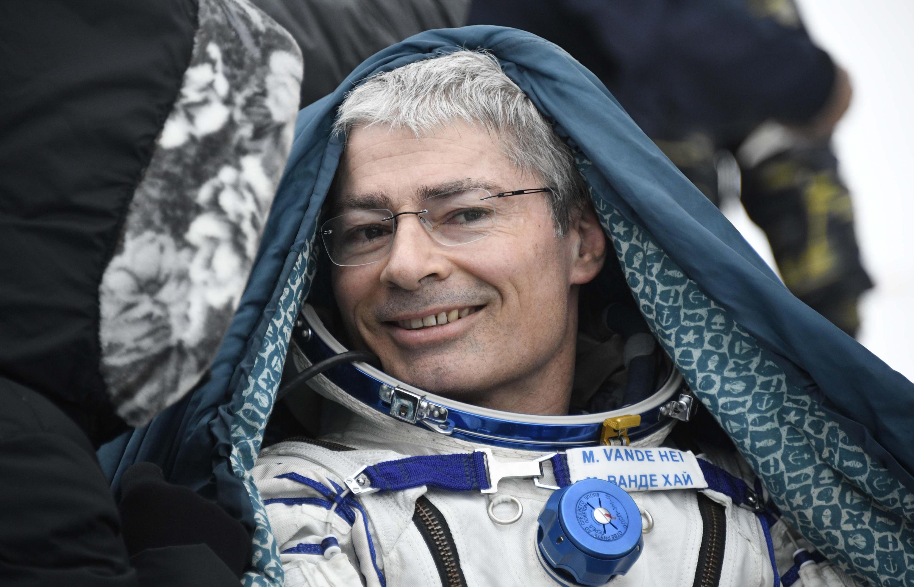 Mark Thomas Vande Hei (Falls Church, 10 novembre 1966) è un astronauta statunitense. Era partito con i colleghi Misurkin e Acaba il 12 settembre 2017