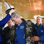 Al termine della conferenza stampa viene donato un tipico copricapo del Kazakistan all'astronauta statunitense Mark Vande Hei
