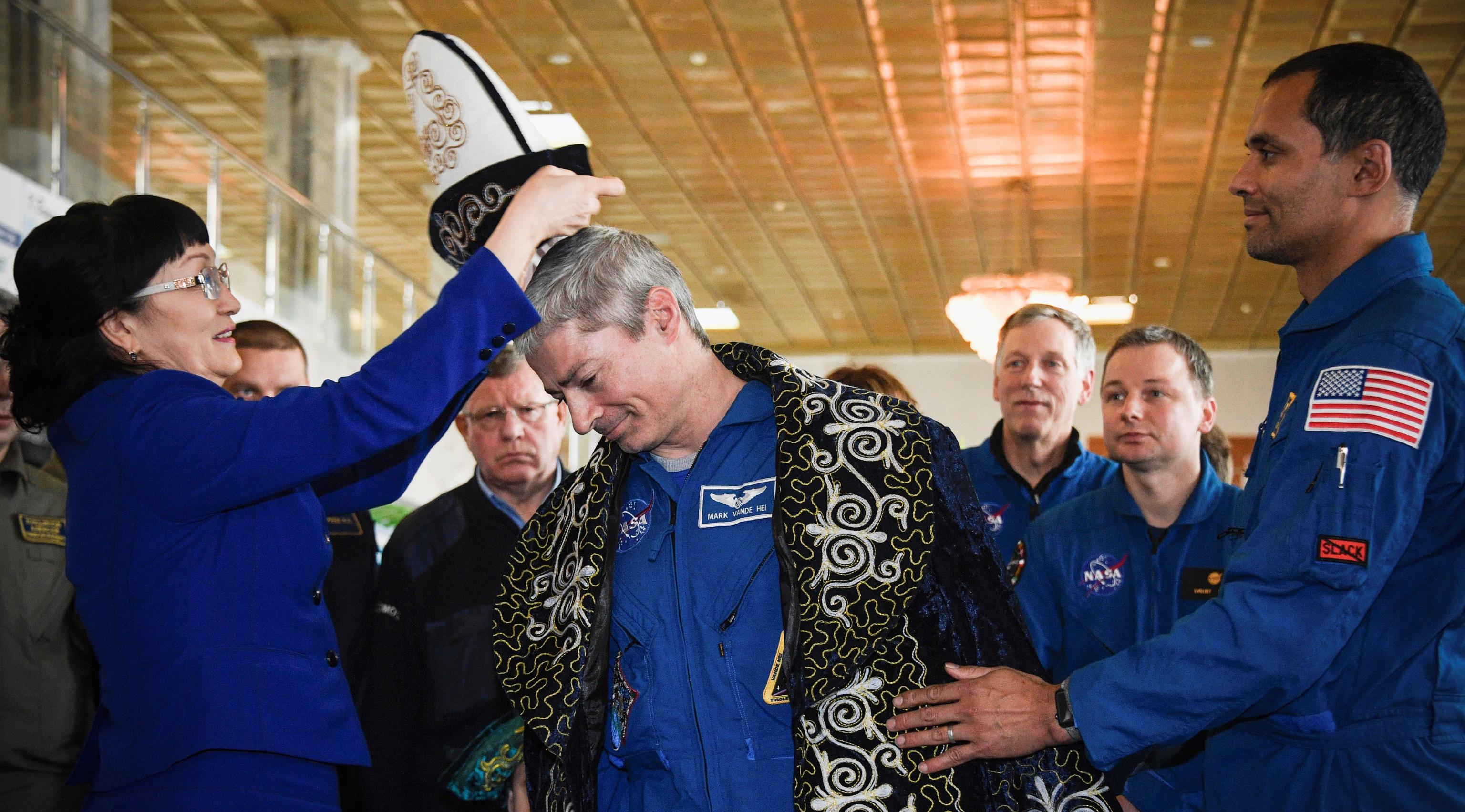 Al termine della conferenza stampa viene donato un tipico copricapo del Kazakistan all'astronauta statunitense Mark Vande Hei