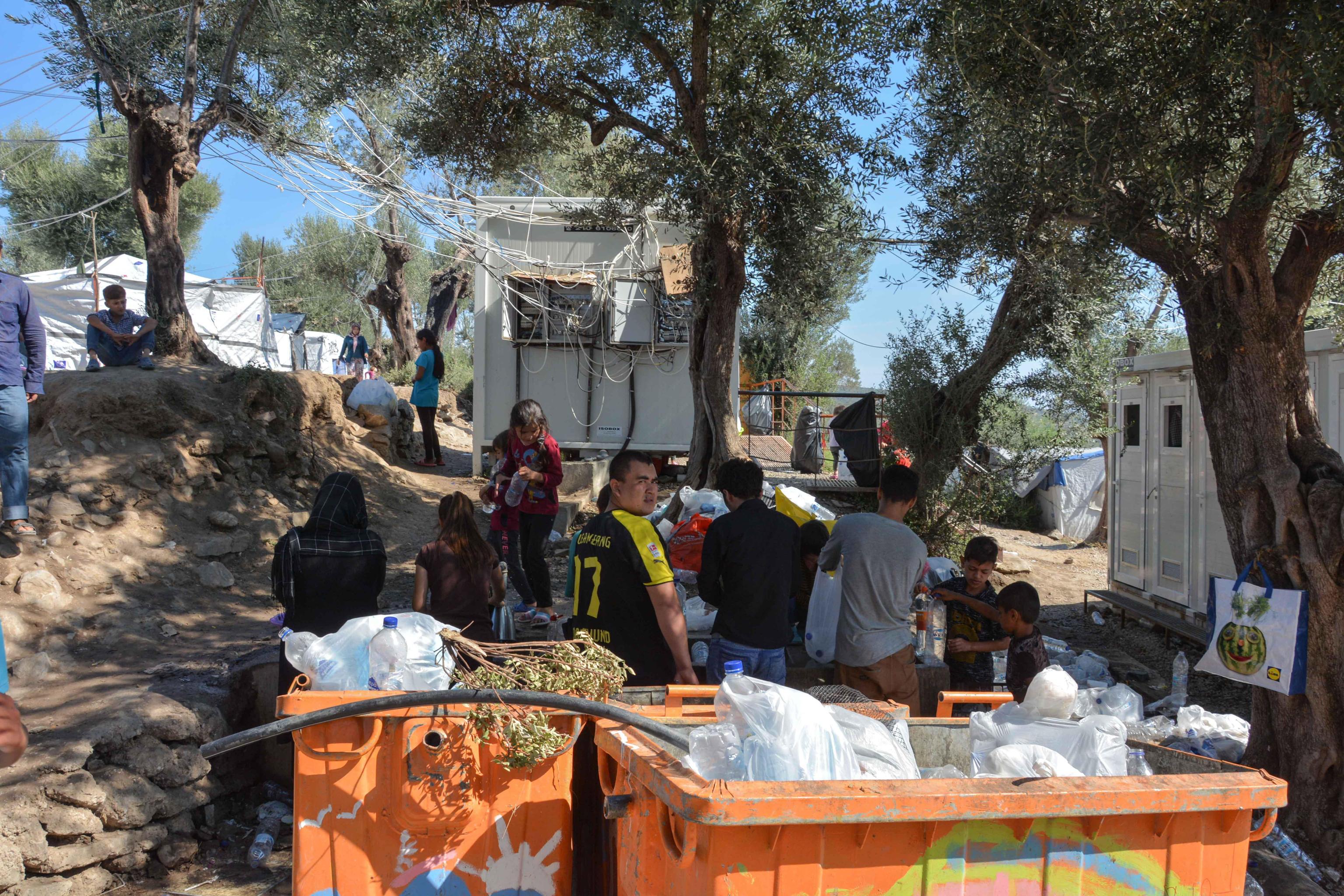 Migranti accampati fuori dall'hotspot di Moria