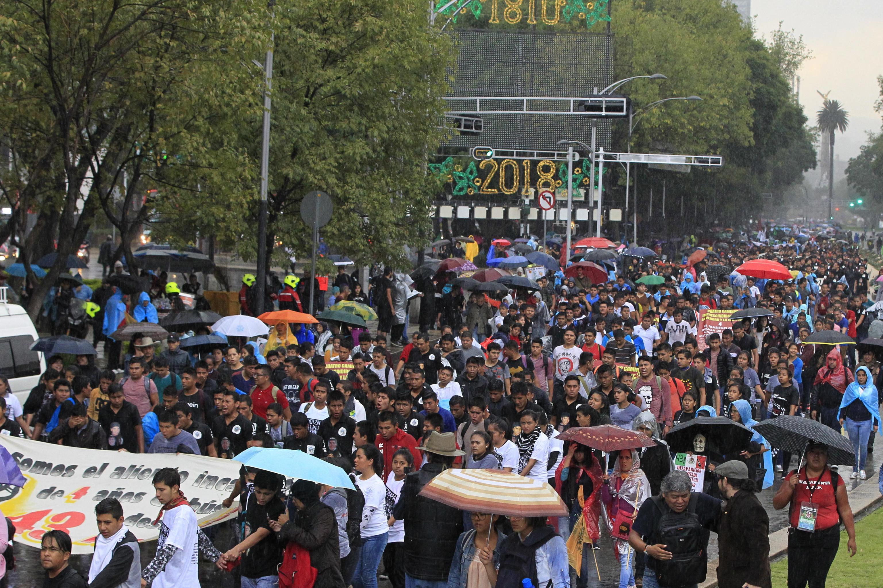 Il lungo corteo sfila nelle strade centrali di Città del Messico