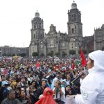I familiari e i conoscenti dei quarantatré studenti messicani scomparsi quattro anni fa manifestano a Città del Messico