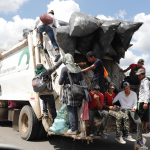 Migranti honduregni sui mezzi di fortuna lungo il percorso verso gli Stati Uniti