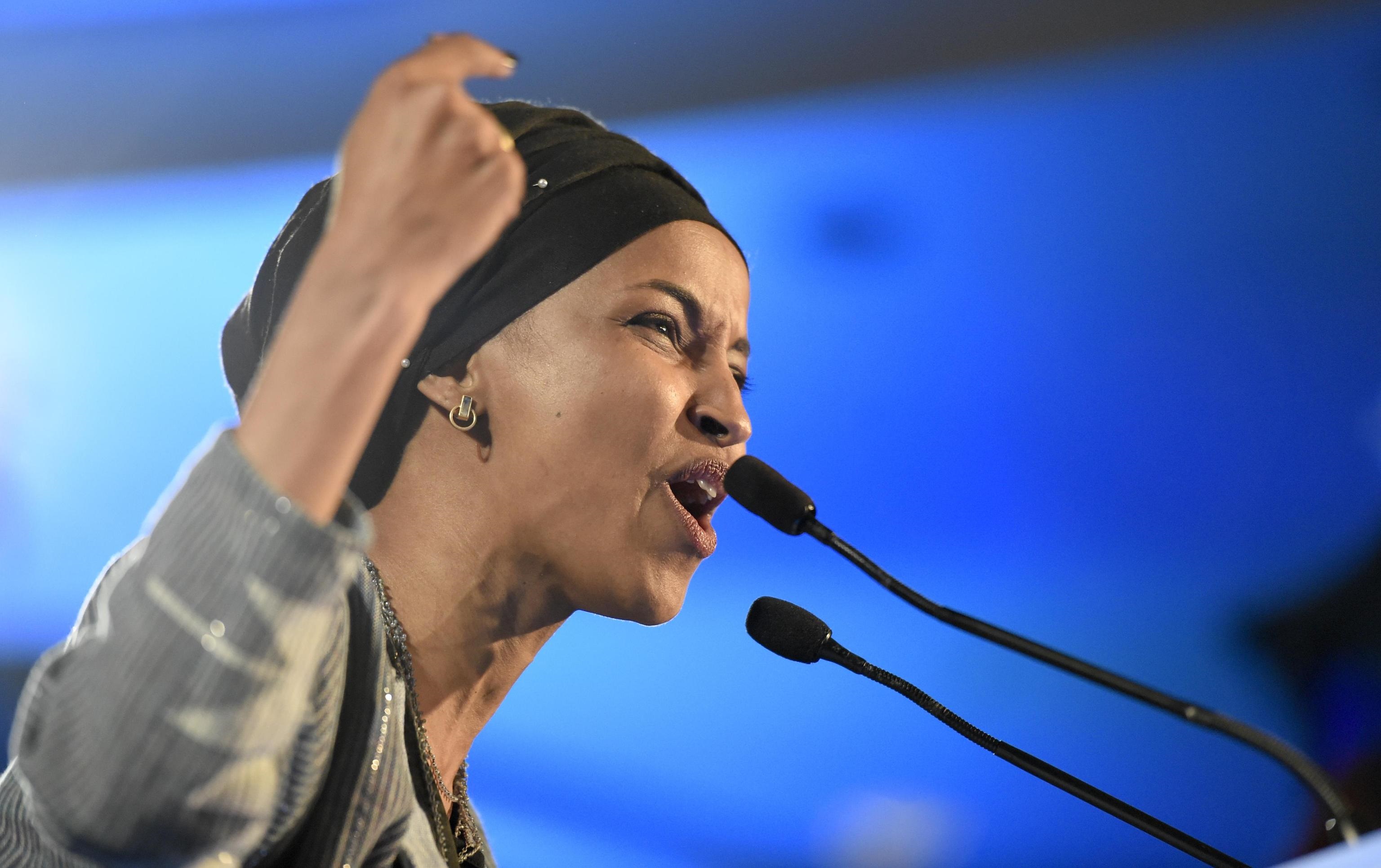 La trentaseienne Ihlam Omar, rifugiata somala, nel discorso dopo la vittoria: la nuova deputata democratica sarà la prima a indossare l'hijab al Campidoglio