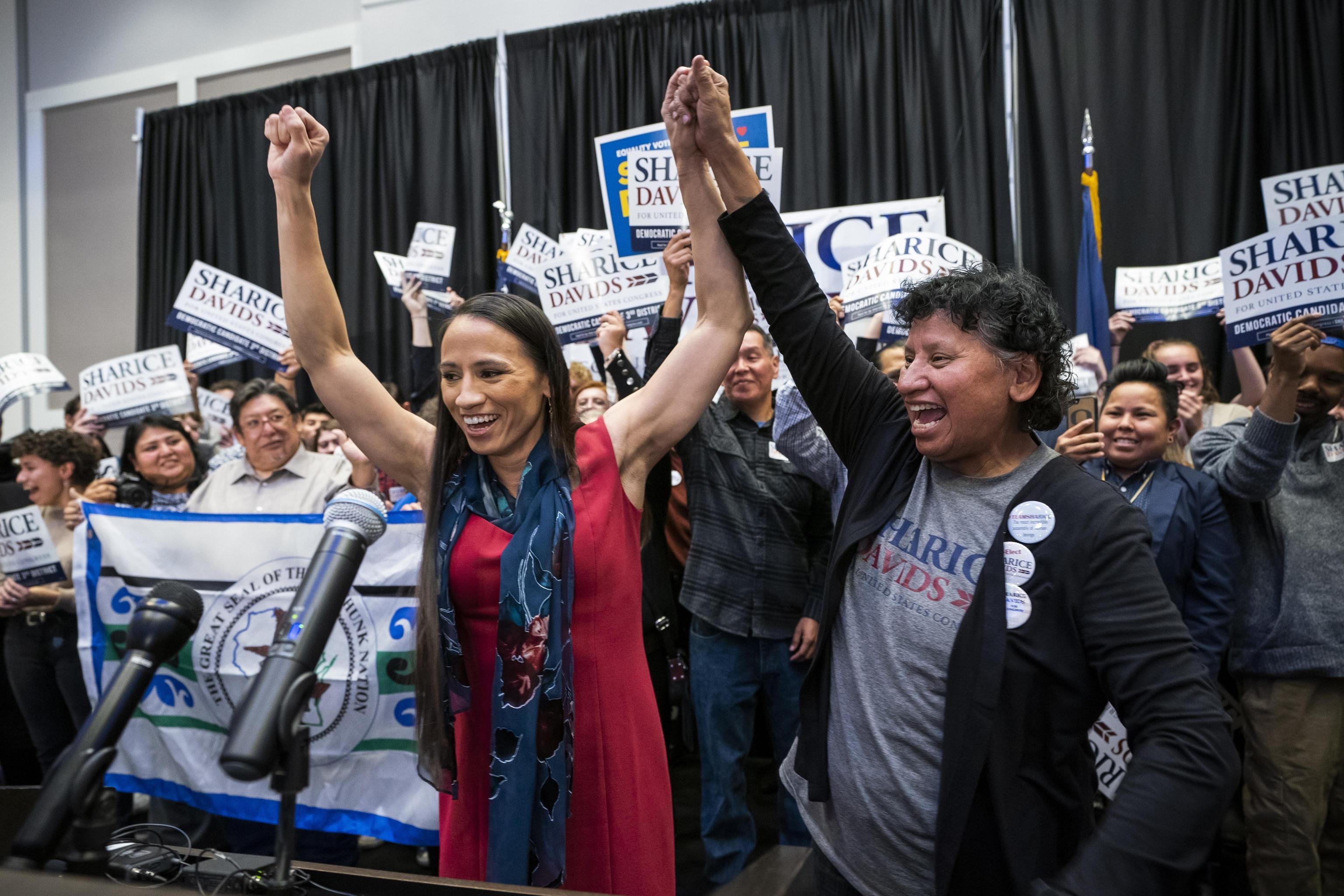 Deb Haaland e Sharice Davids (nella foto) sono le prime native americane a vincere un seggio alle elezioni: anche loro fanno parte delle tantissime donne candidate dal Partito democratico