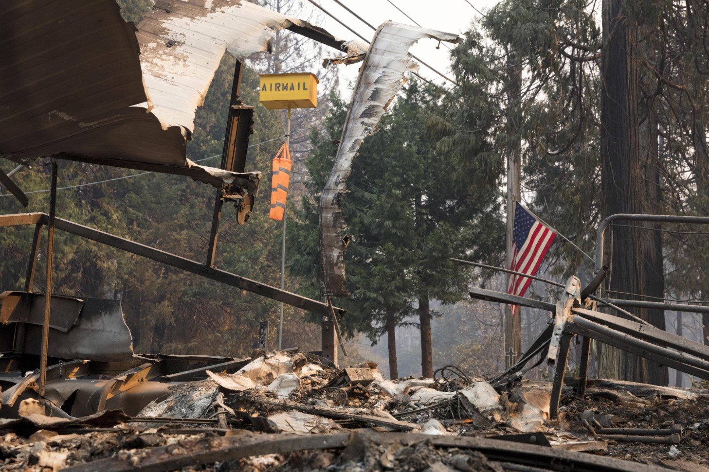 Lo scenario catastrofico post-incendio a Magalia (Contea di Butte, California)