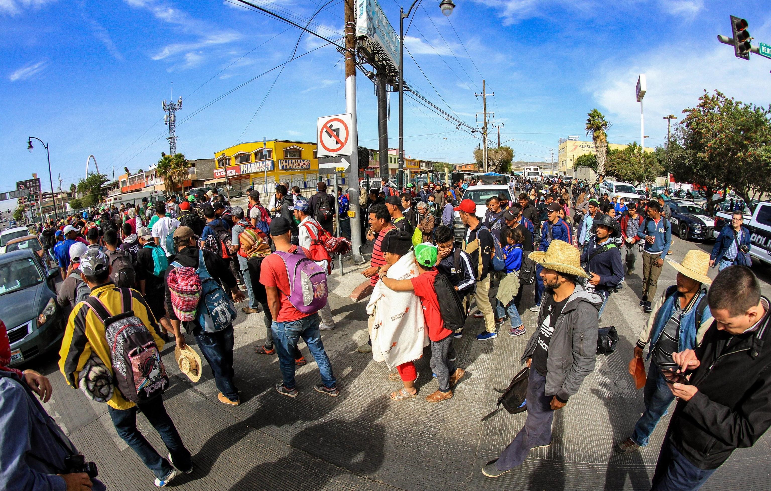 Dozzine di immigrati per le strade di Tijuana