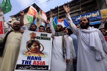 Manifestanti islamisti esibiscono cartelli contro Asia