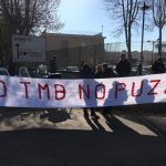 Striscione di protesta da parte dei No-Tmb, capeggiati dal responsabile dell'Osservatorio Giorgio Lourier
