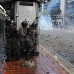 La Polizia Nazionale prende posizione durante una protesta, a Caracas