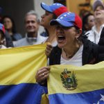 Manifestanti festeggiano Guaidò all'ambasciata venezuelana in Messico