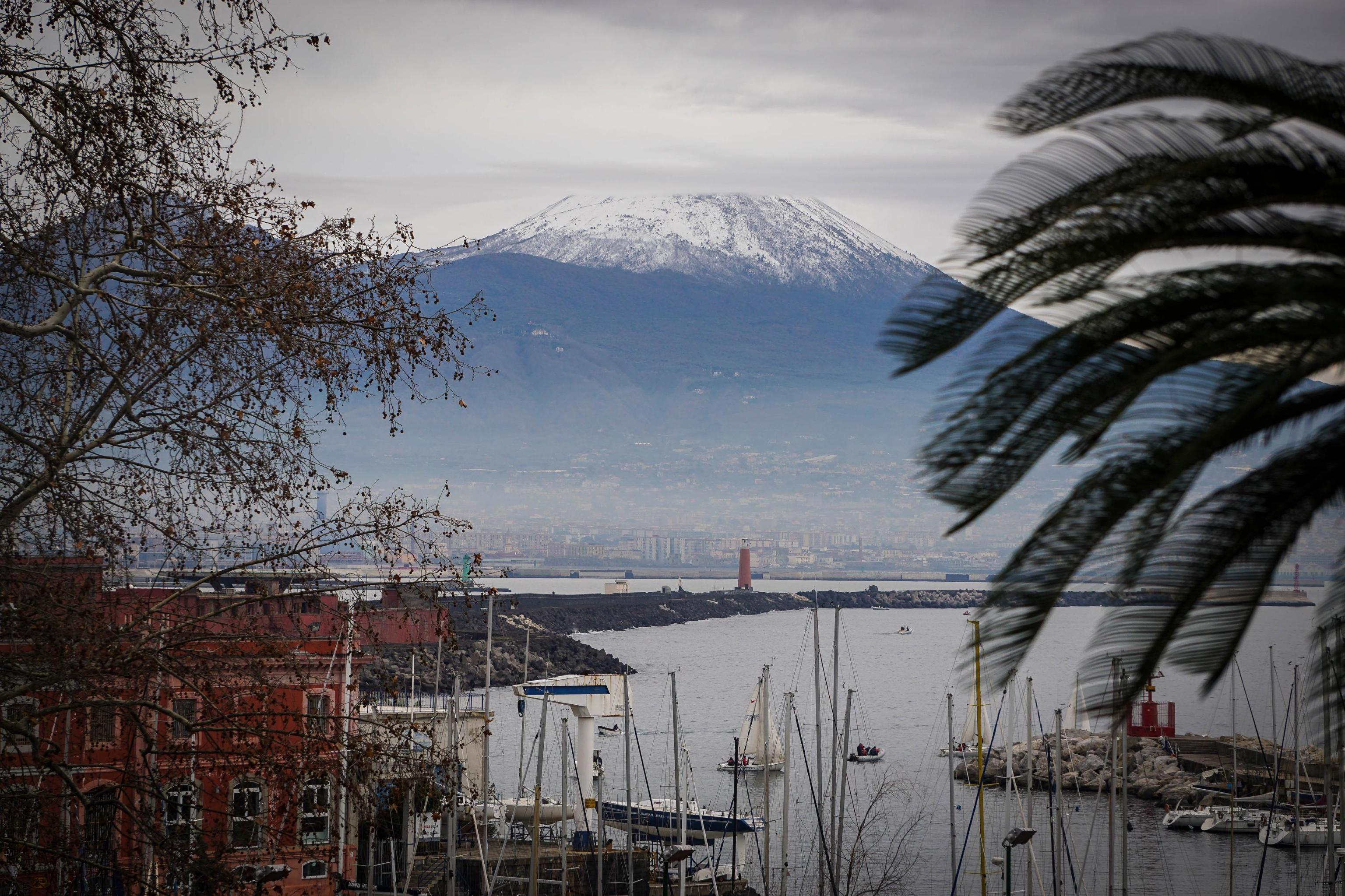 Neve sul Vesuvio e basse temperature nel Napoletano