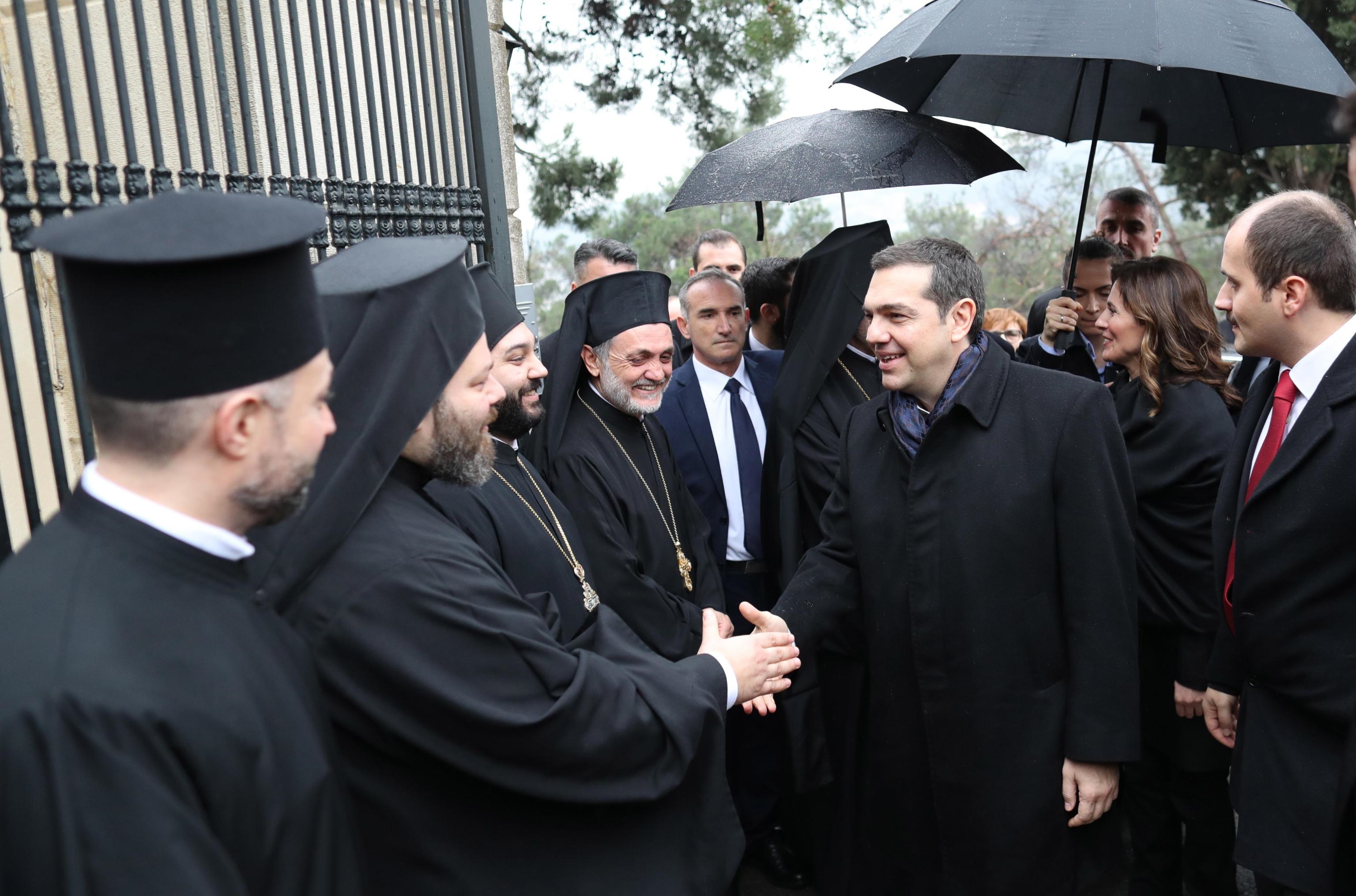 Il primo ministro greco stringe la mano ad alcuni sacerdoti ortodossi
