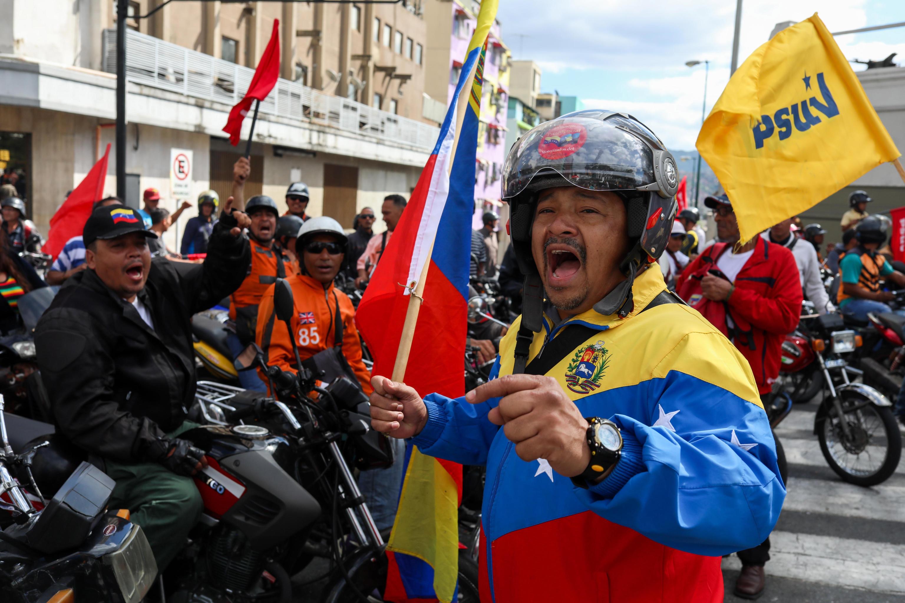 Tra le strade di Caracas con moto e bandiere