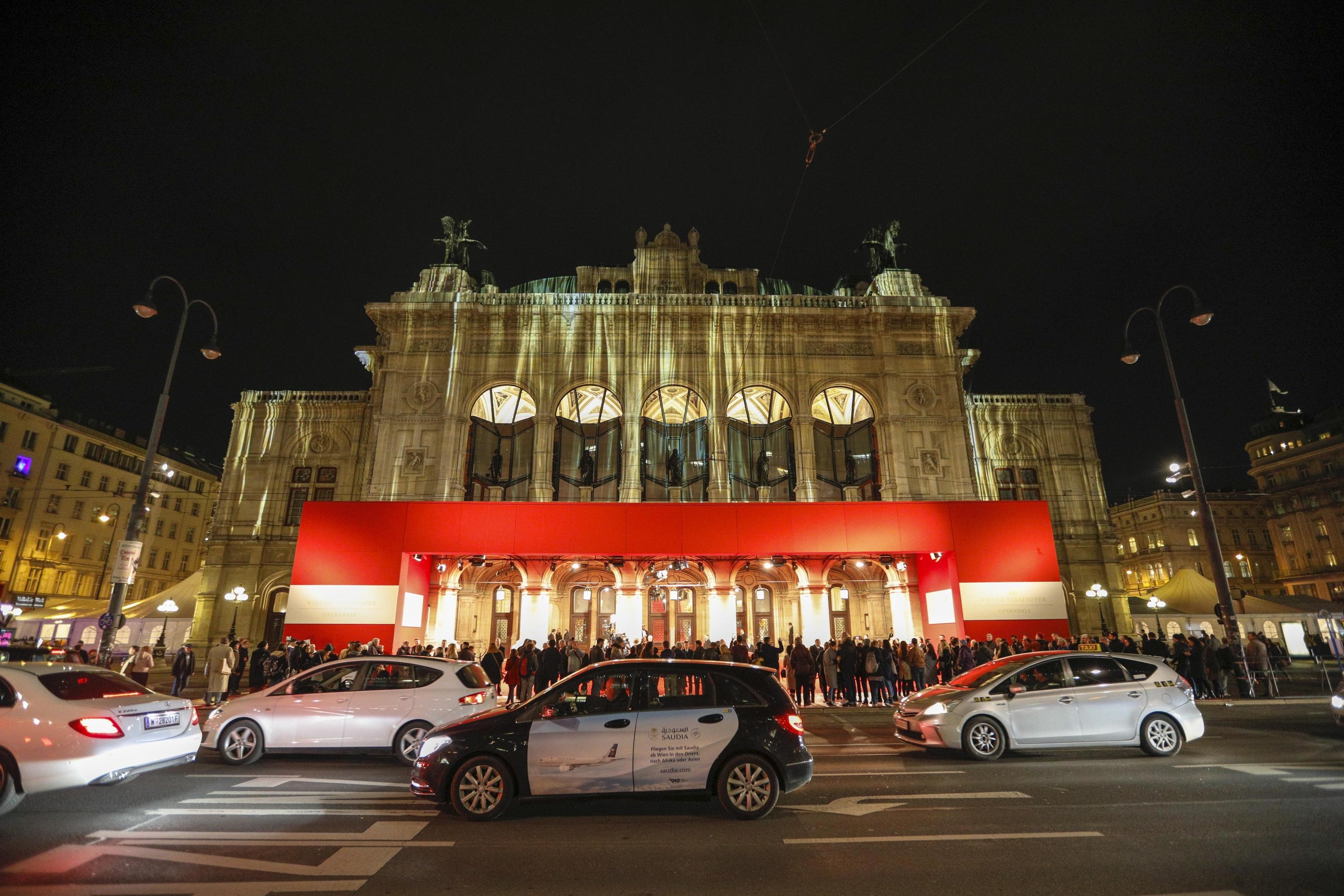 Inaugurato nel 1860, il Teatro dell'Opera di Vienna ospita ogni anno il Ballo delle Debuttanti