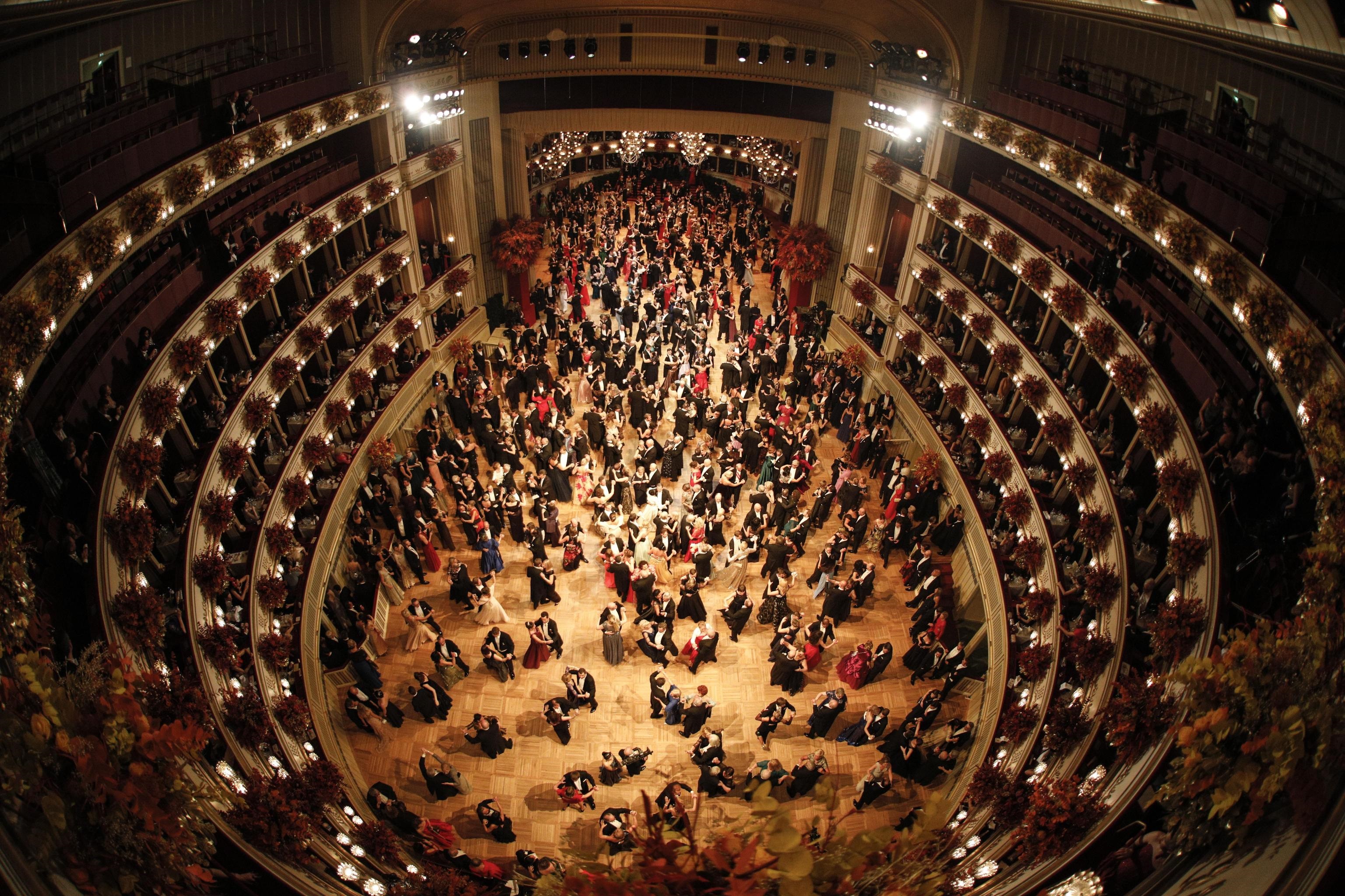 Veduta dall'alto della sala grande del Teatro dell'Opera di Vienna durante il valzer
