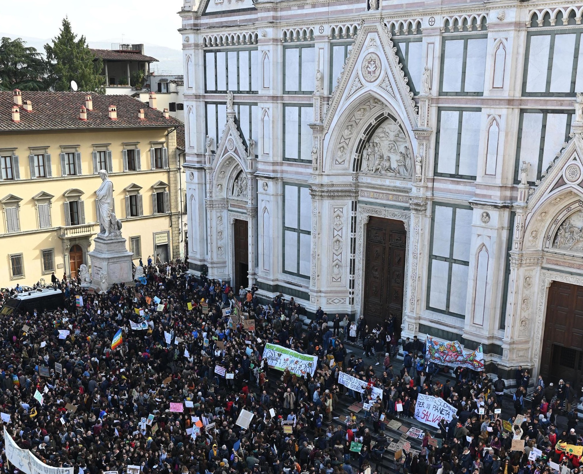 La protesta raggiunge anche Firenze, dove a Piazza Santa Croce si sono riuniti gli studenti toscani, sotto lo sguardo di Dante Alighieri