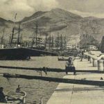 Porto di Palermo anni Venti. Barche a remi attendono di trasportare i passeggeri dalla banchina alla scaletta delle navi alla fonda (CSDU)