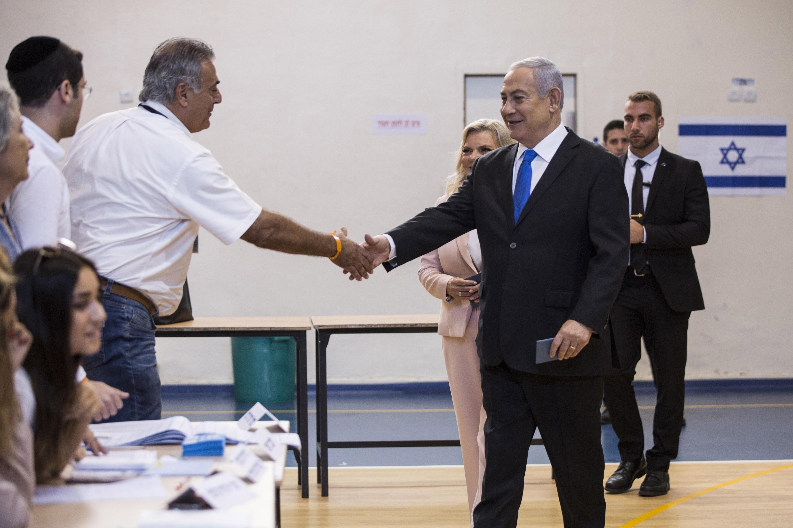 L'arrivo ai seggi del Primo Ministro Benjamin Netanyahu