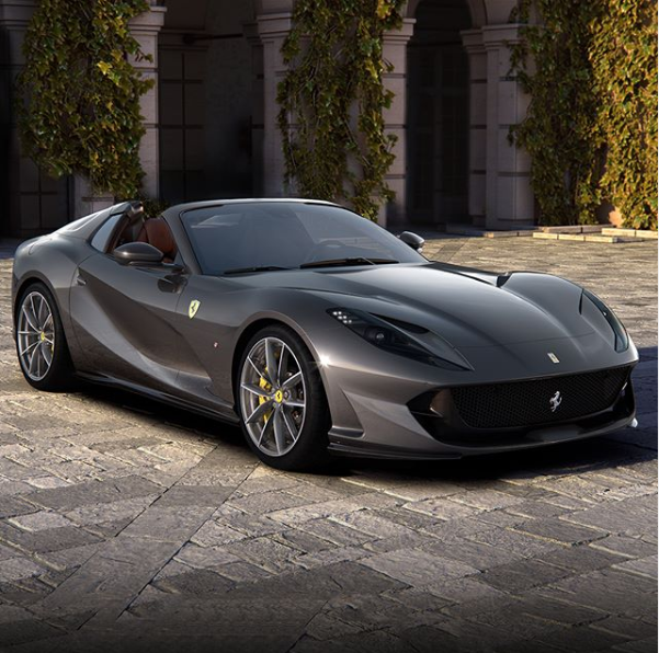 La Ferrari introduce un nuovo modello nelle file delle spider: la 812GTS. Il nuovo modello vanta la presenza di un motore anteriore 6.5 V12 aspirato, con 800 cavalli di potenza
