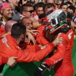 Charles Leclerc festeggiato dai meccanici Ferrari sotto il podio