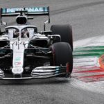 Il britannico Lewis Hamilton della Mercedes in azione durante il Gran Premio d'Italia all'autodromo di Monza