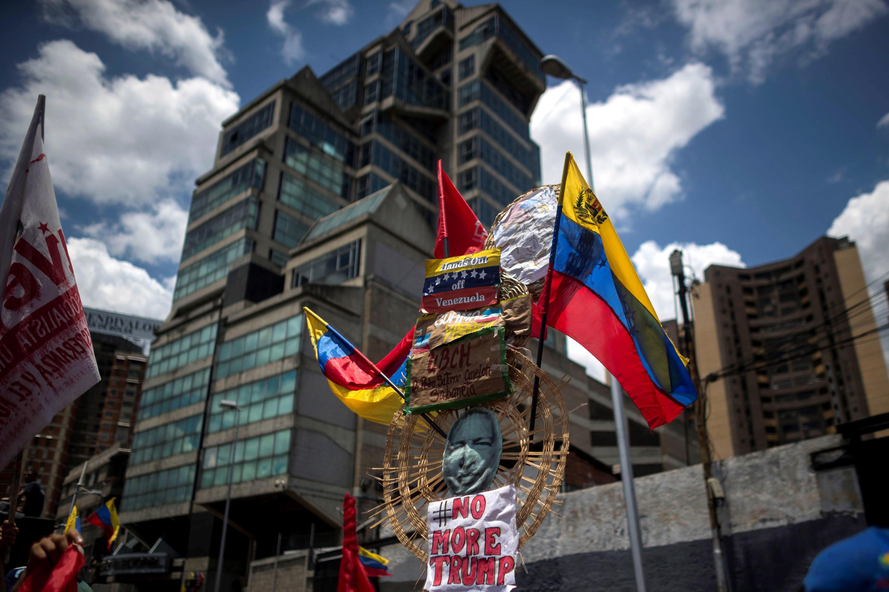 Tra le bandiere del Venezuela, compare un cartello con scritto "Basta con Donald Trump" Tra le bandiere del Venezuela, compare un cartello con scritto "Basta con Donald Trump"