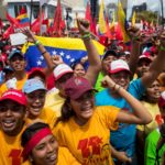 Tra i manifestanti sfilano molti giovani della Juventud chavista Tra i manifestanti sfilano molti giovani della Juventud chavista