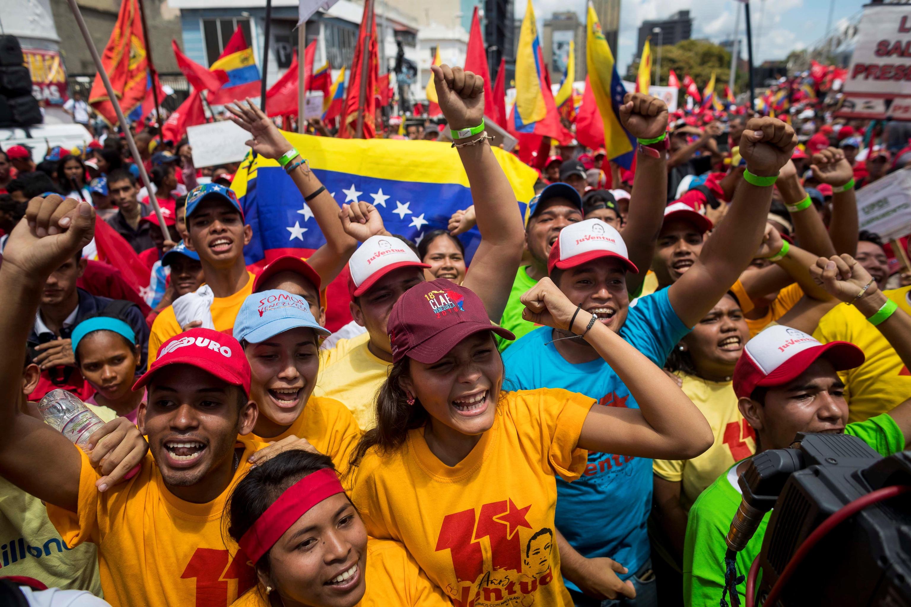 Tra i manifestanti sfilano molti giovani della Juventud chavista Tra i manifestanti sfilano molti giovani della Juventud chavista