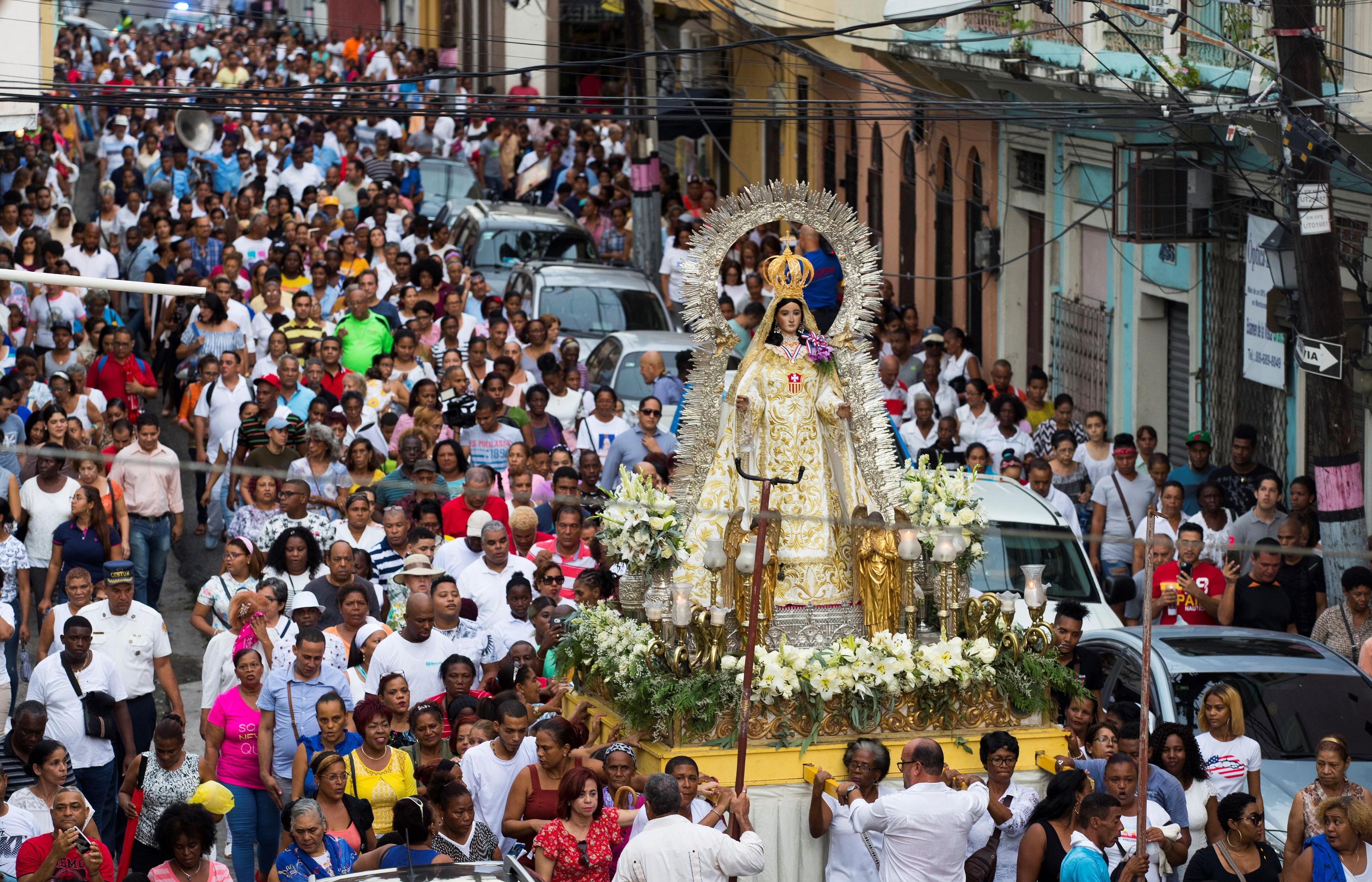 La processione della statua della Virgen de las Mercedes, santa protettrice della Repubblica Dominicana