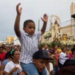 Un bambino domenicano celebra la festa della Nostra Signora della Mercede