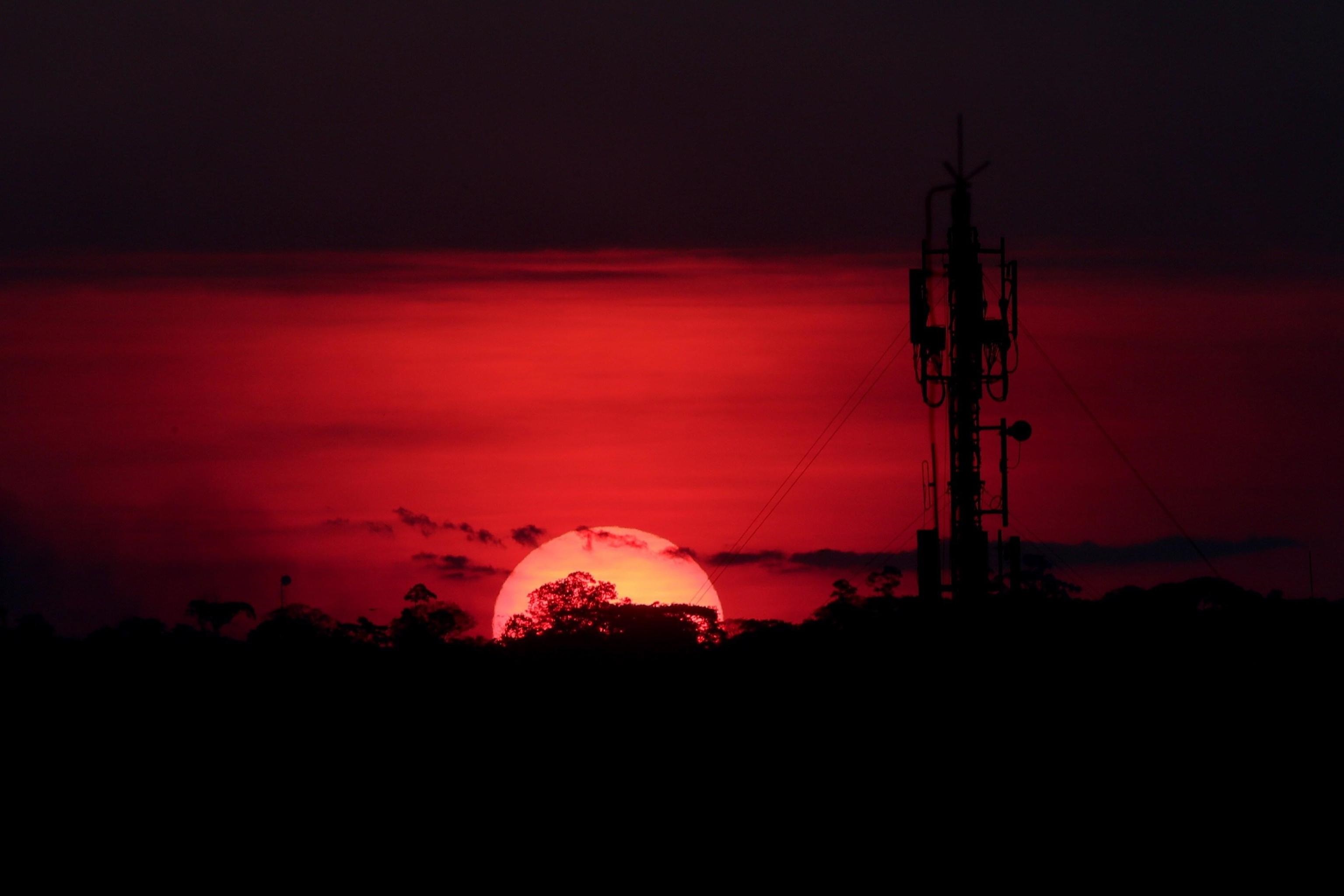 Gli incendi osservati all'ora del tramonto dalla città di Porto Velho, in Brasile