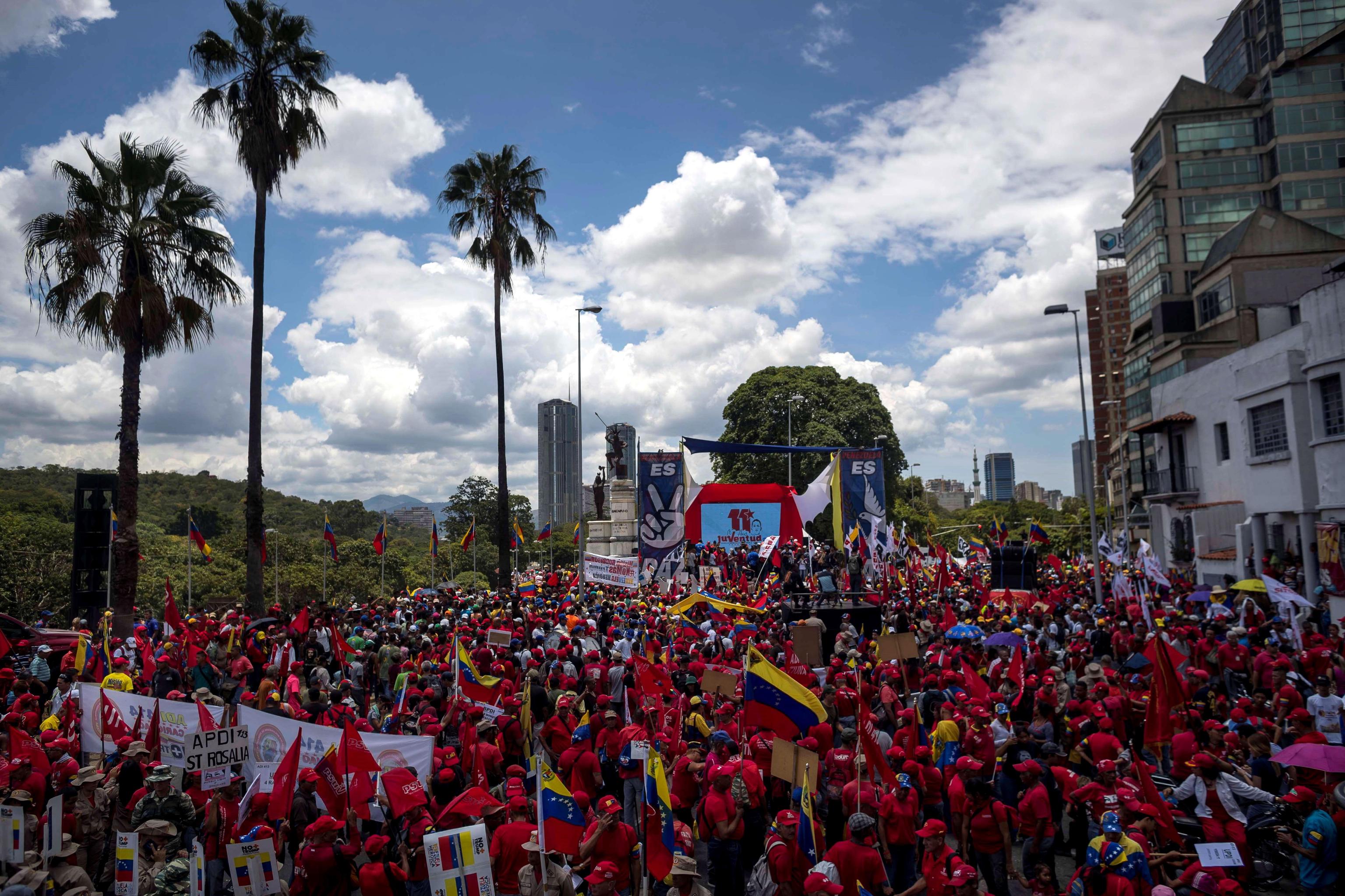 Migliaia di manifestanti, in Venezuela, sfilano per le strade di Caracas per sostenere il governo chavista di Nicolas Maduro Migliaia di manifestanti, in Venezuela, sfilano per le strade di Caracas per sostenere il governo chavista di Nicolas Maduro