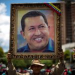 Alcuni manifestanti espongono il ritratto di Hugo Chavez, presidente del Venezuela e guida del movimento populista dal 1999 fino alla sua morte nel 2013 Alcuni manifestanti espongono il ritratto di Hugo Chavez, presidente del Venezuela e guida del movimento populista dal 1999 fino alla sua morte nel 2013