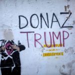 Nel murales il presidente degli Stati Uniti mostra una svastica sotto la giacca. Per l'occasione è stato ribattezzato "Donazi" Trump Nel murales il presidente degli Stati Uniti mostra una svastica sotto la giacca. Per l'occasione è stato ribattezzato "Donazi" Trump