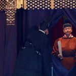 Naruhito, vestito nei rituali paramenti color arancione scuro, ha proclamato ufficialmente la propria ascesa al trono