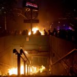 Sono stati numerosi gli incendi appiccati dai manifestanti nella capitale cilena: le fiamme hanno impegnato per ore i vigili del fuoco