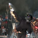 Durante le proteste i manifestanti hanno lanciato contro le forze dell'ordine anche delle bombe molotov