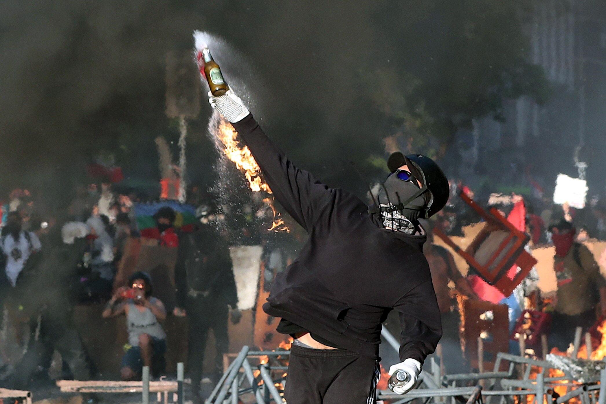 Durante le proteste i manifestanti hanno lanciato contro le forze dell'ordine anche delle bombe molotov
