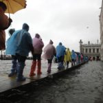 Alcune persone camminano sulle passerelle nel centro di Venezia